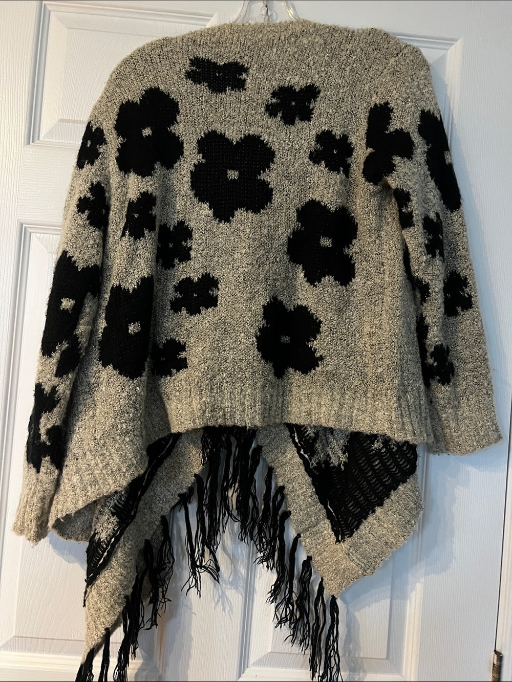 Open-Front Floral Fringe Cardigan Sweater - Black on Gray - Picture 5 of 5